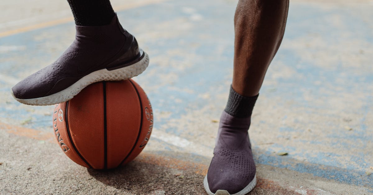 découvrez la durée d'un match de basketball, le déroulement des périodes, les arrêts de jeu et tout ce qu'il faut savoir sur le temps de jeu officiel en basket.