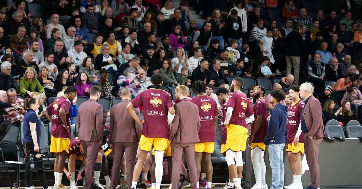 découvrez la durée d’un match de basketball, le temps de jeu officiel, les interruptions et les règles qui influent sur le chronomètre pendant les rencontres de basket.