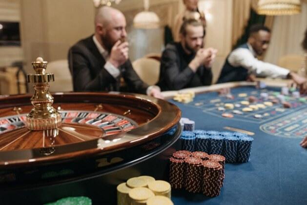 Pourquoi les casinos choisissent-ils souvent d’être situés au bord de l’eau ?