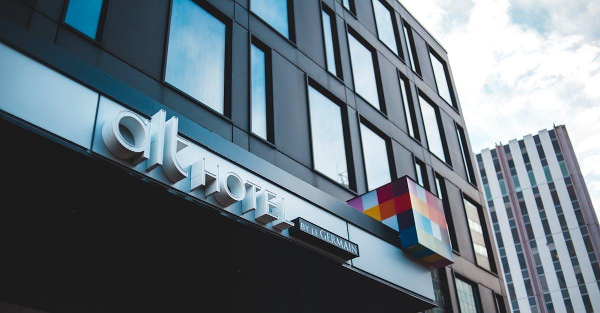 découvrez la vie et les réalisations de sophie germain, mathématicienne et physicienne française pionnière, connue pour ses travaux sur la théorie des nombres et l'élasticité. portrait d'une femme d'exception au cœur de l'histoire des sciences.