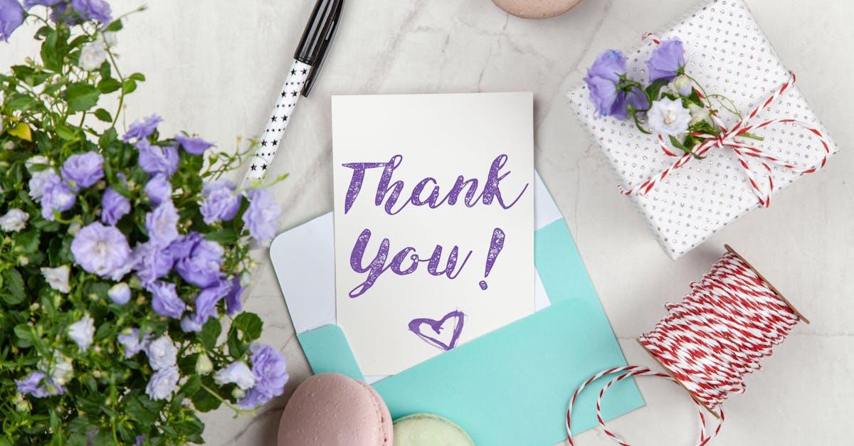 découvrez le sens, l'origine et les usages du mot anglais 'thank'. apprenez comment exprimer votre gratitude en anglais à travers des exemples et conseils pratiques.