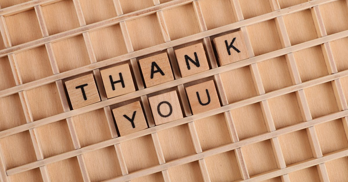 découvrez la signification du mot 'thank' en anglais, son usage dans la vie quotidienne et comment exprimer sa gratitude efficacement à l'écrit comme à l'oral.