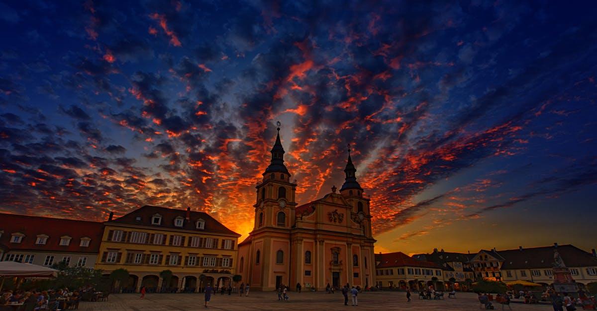découvrez ce qu'est un town hall : un lieu de rencontre et d'échange pour les citoyens et les responsables municipaux, favorisant la participation et le dialogue dans la vie locale.