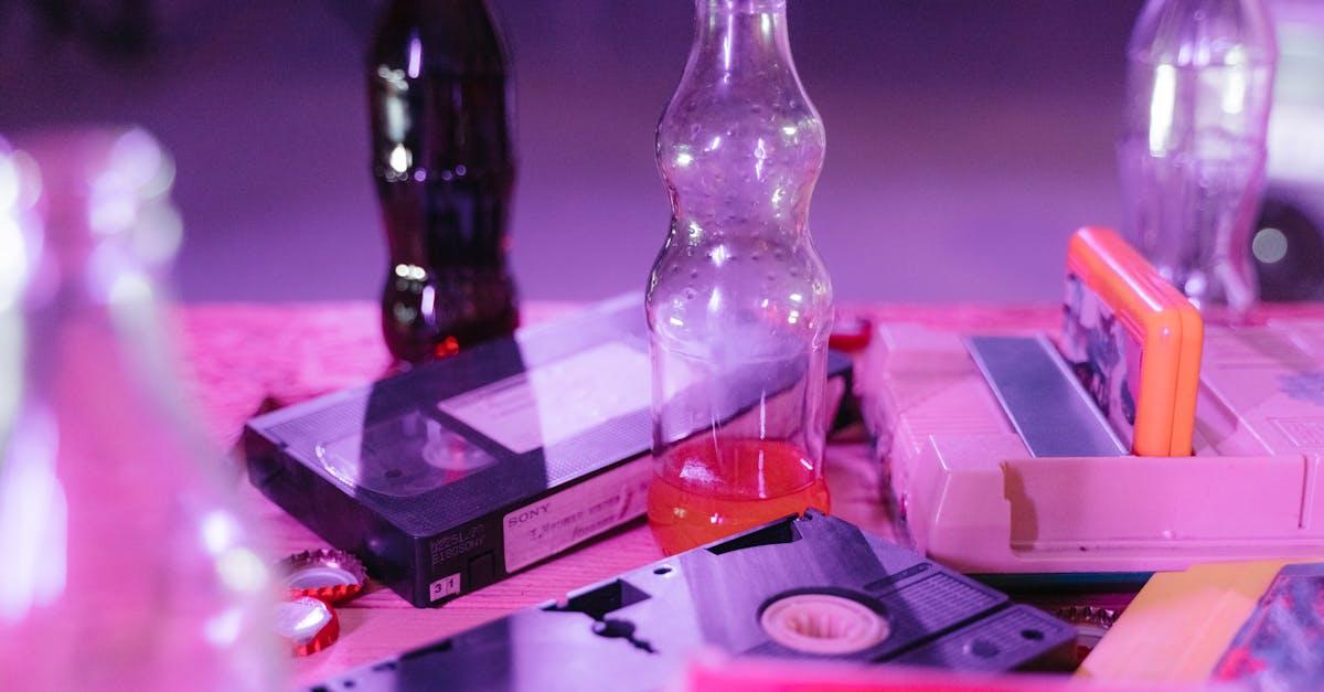 découvrez l'histoire et l'impact des cassettes vhs, le format vidéo emblématique qui a marqué plusieurs générations et révolutionné la manière de regarder des films à la maison.