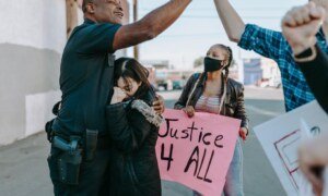 Que signifie réellement le slogan ACAB ?