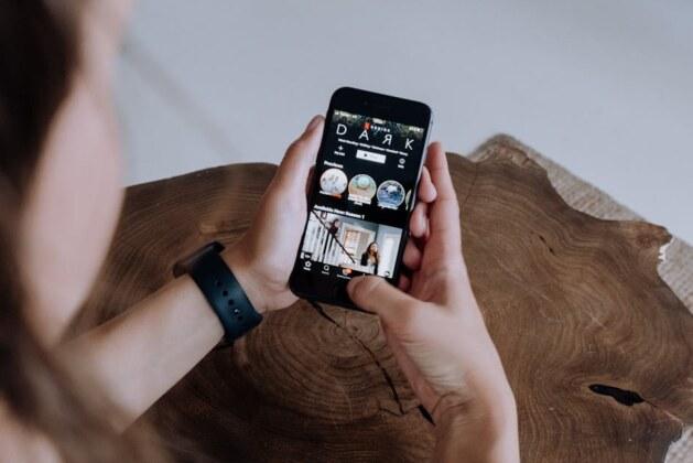 Binge-watching : Comprendre notre besoin d’absorber des séries en continu