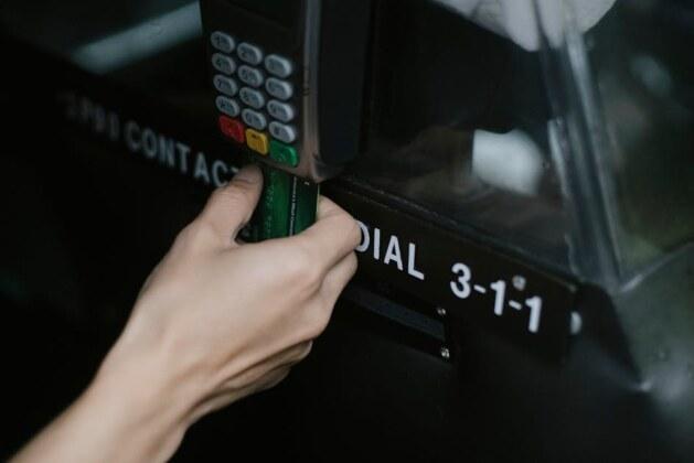 Pourquoi appelle-t-on la carte bancaire une carte bleue ?