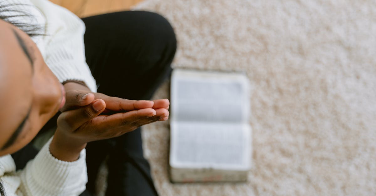 découvrez les principales différences entre catholiques et protestants, incluant leurs doctrines, pratiques religieuses et traditions historiques.