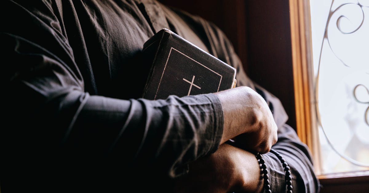 découvrez les principales différences entre catholiques et protestants, leurs croyances, pratiques religieuses et traditions historiques.