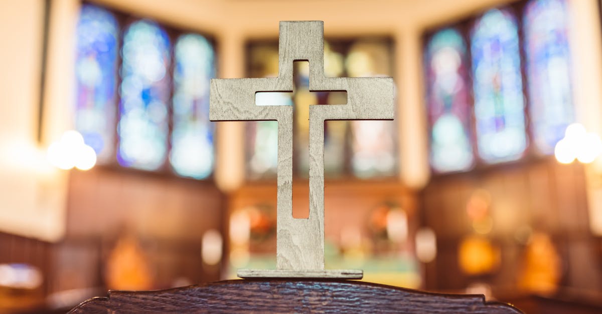 découvrez les principales différences entre catholiques et protestants, incluant leurs croyances, pratiques religieuses et traditions.