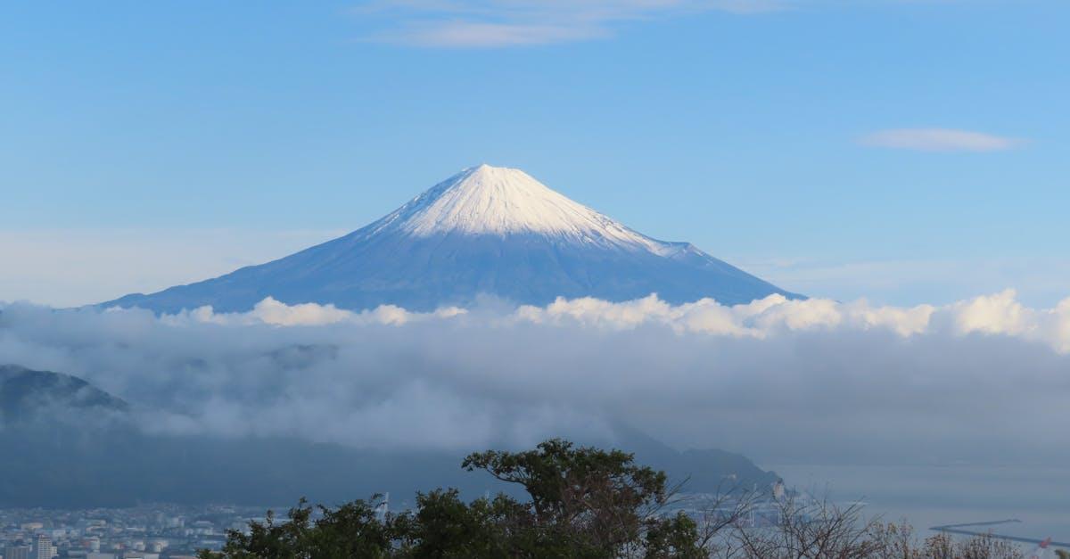 découvrez tout sur les volcans dormants : définition, caractéristiques, risques et curiosités de ces géants endormis de la nature.
