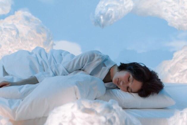 Rêver d’une personne décédée : comprendre la signification de ces visions