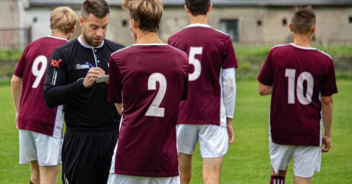 découvrez la signification des numéros de maillots de football, l'histoire derrière chaque chiffre et comment ils identifient les joueurs sur le terrain.