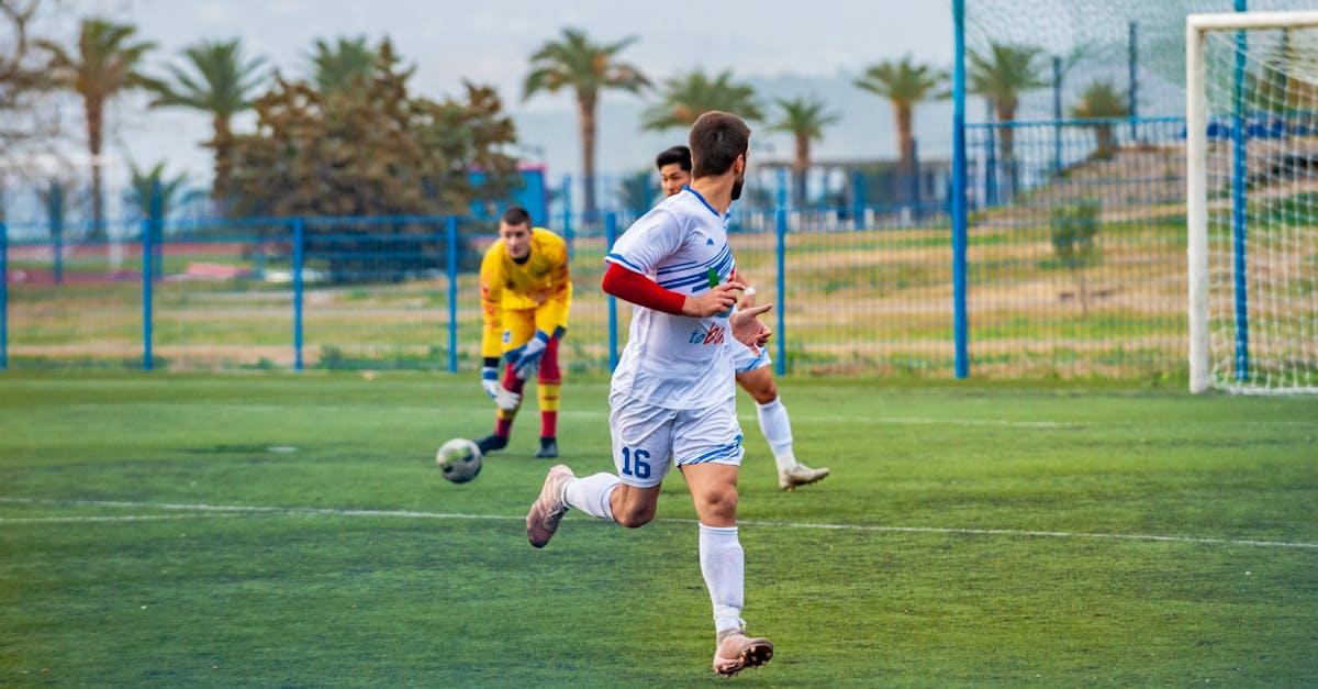 découvrez la signification des numéros de maillots de football et leur histoire pour chaque poste sur le terrain.