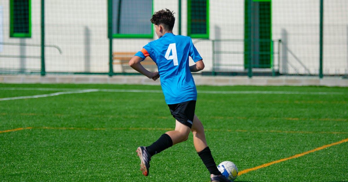 découvrez la signification des numéros de maillots de football et leur histoire emblématique sur le terrain.