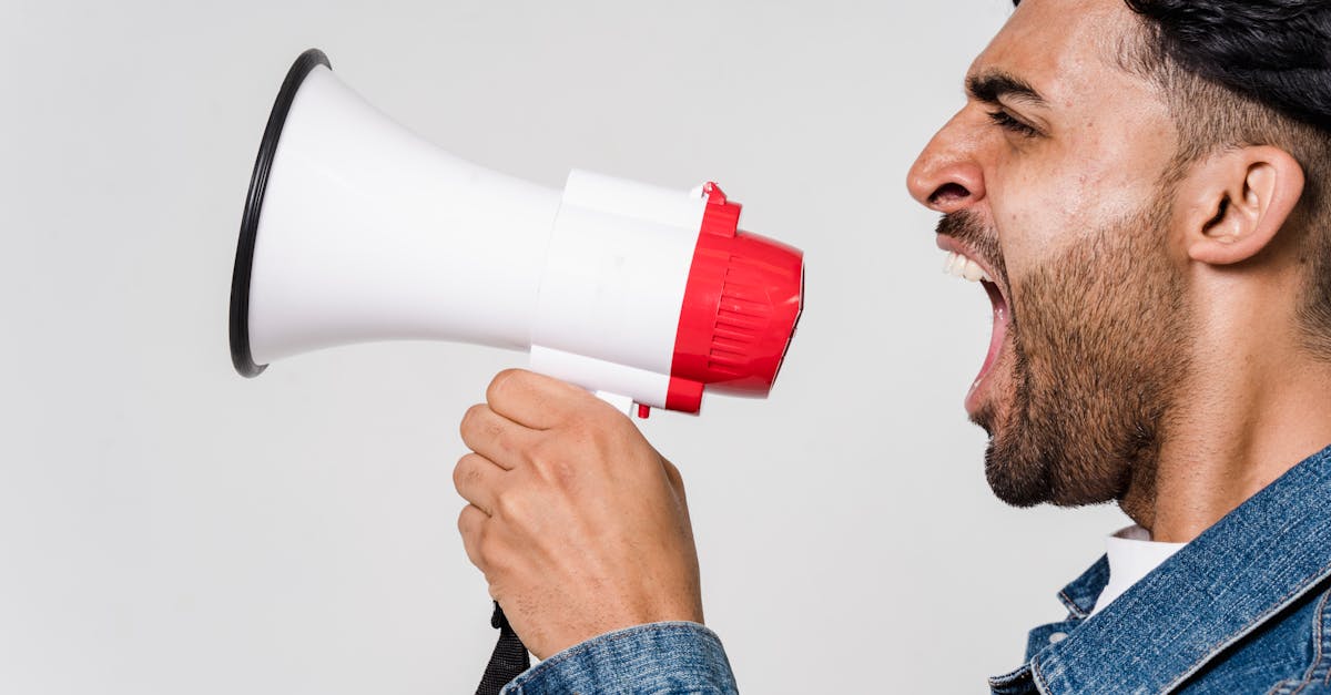 découvrez les vocalisations uniques des girafes, leurs sons et communications fascinantes dans la savane africaine.