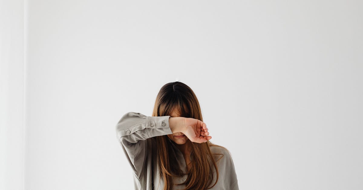 découvrez des solutions efficaces pour masquer les cheveux gris et retrouver une couleur naturelle éclatante. astuces et produits pour une couvrance parfaite.