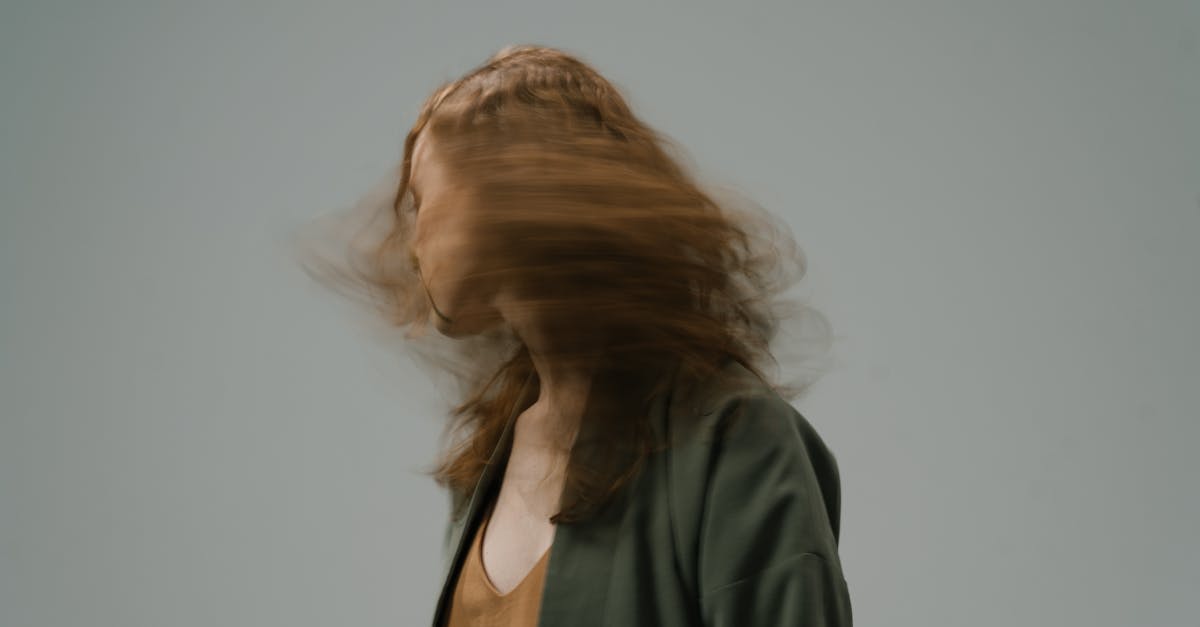 découvrez des solutions efficaces pour masquer les cheveux gris et retrouver une chevelure éclatante et naturelle au quotidien.