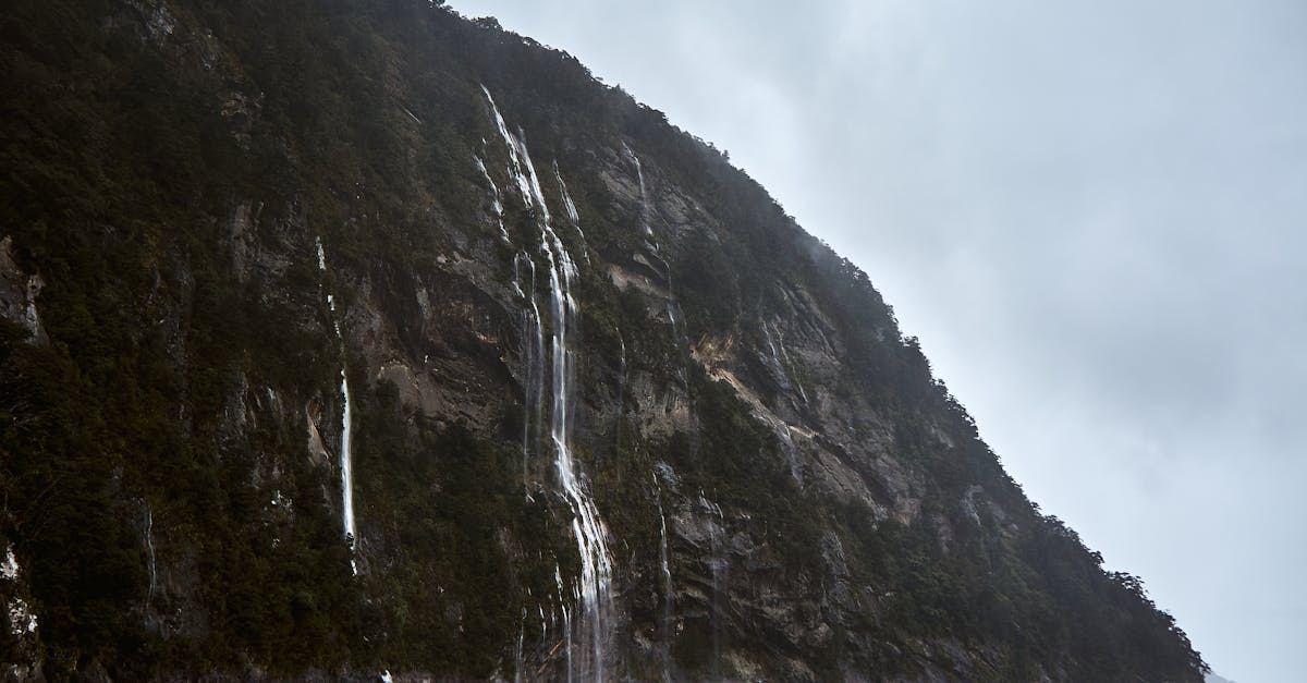 découvrez l'origine fascinante des expressions idiomatiques courantes et comprenez leur signification historique et culturelle.