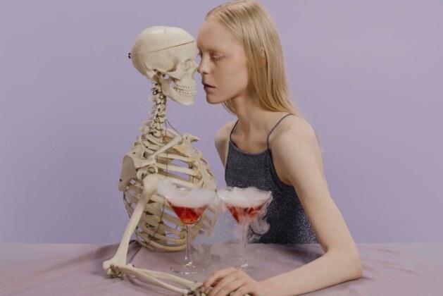 Quelle est la distinction entre ironie et sarcasme ?