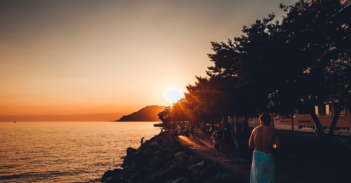 découvrez le lac léman, un magnifique lac alpin situé entre la suisse et la france, célèbre pour ses paysages pittoresques, ses activités nautiques et ses charmantes villes environnantes.