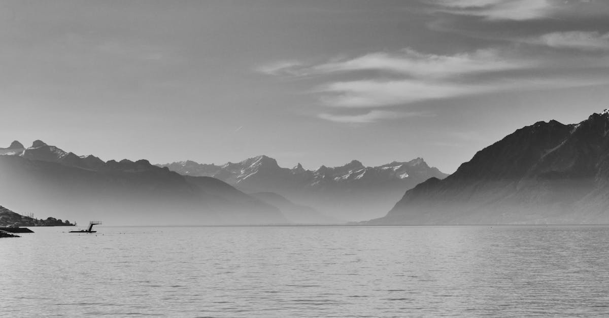 découvrez le charme du lac léman, un joyau naturel entre la france et la suisse, offrant des paysages magnifiques, des activités nautiques variées et des villages pittoresques à explorer.