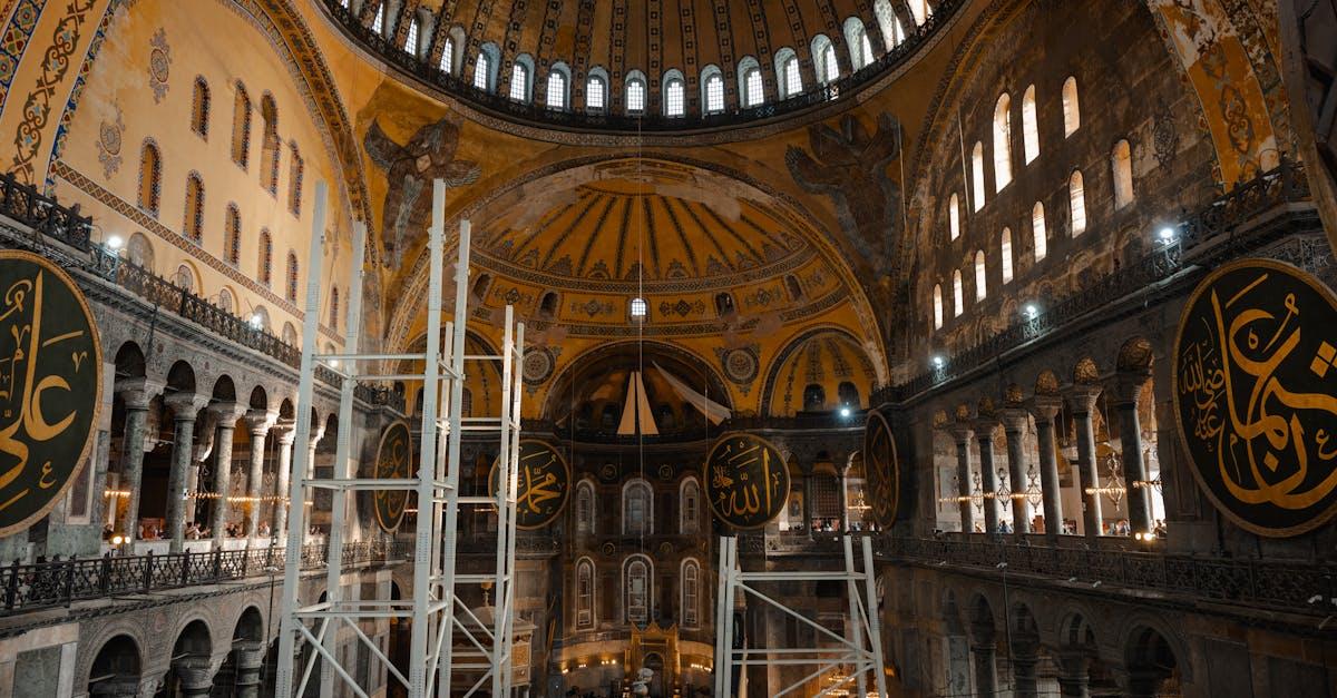 découvrez la plus grande cathédrale du monde, un chef-d'œuvre architectural impressionnant chargé d'histoire et de culture.