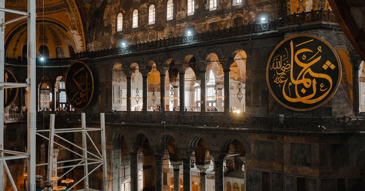 découvrez la plus grande cathédrale du monde, un chef-d'œuvre architectural impressionnant alliant histoire, art et spiritualité.