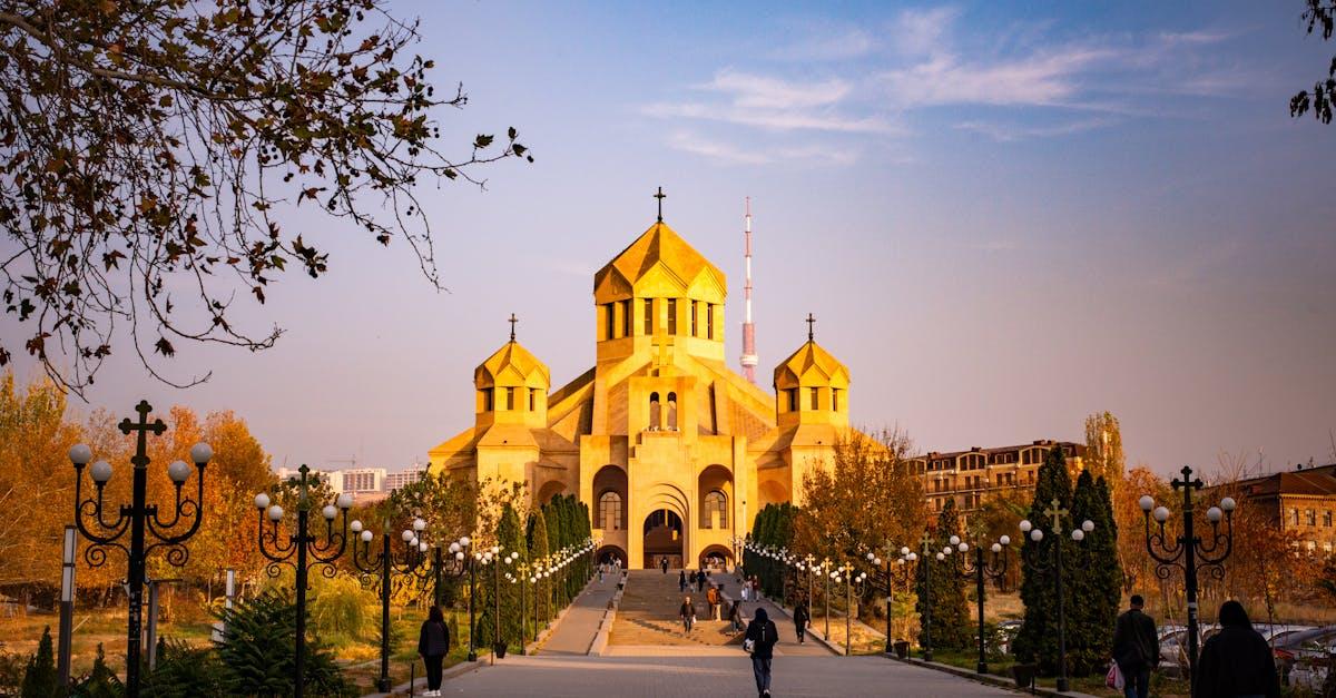 découvrez la plus grande cathédrale du monde, un chef-d'œuvre architectural impressionnant chargé d'histoire et de spiritualité.