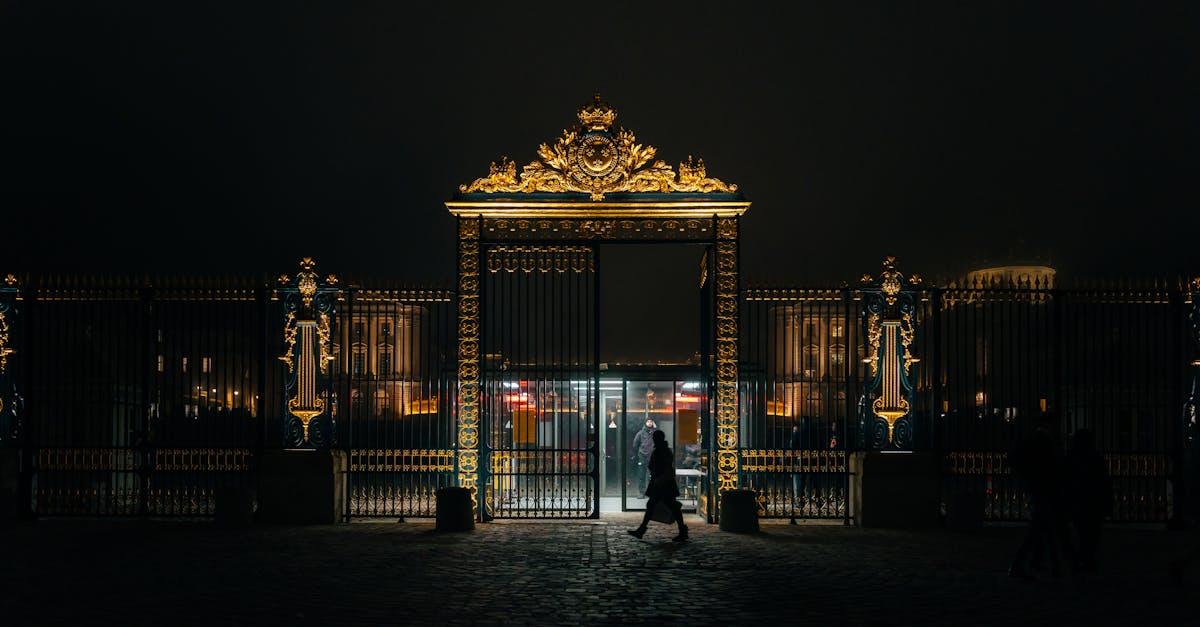 découvrez l'histoire captivante de louis xvii, le jeune dauphin de france, entre mystère et légende durant la révolution française.