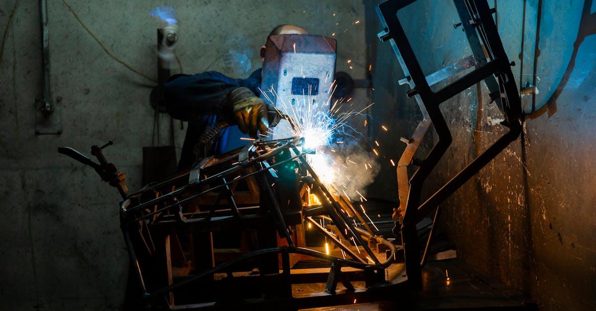 découvrez l'histoire mystérieuse de l'homme au masque de fer, un classique de la littérature et du cinéma mêlant aventure, suspense et secrets royaux.