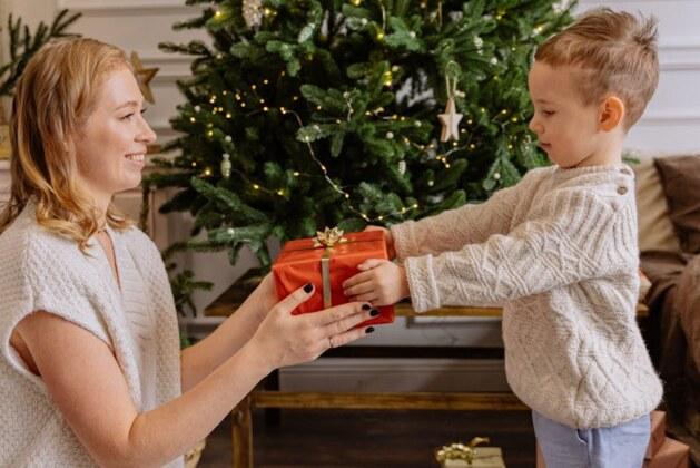 Pourquoi utilise-t-on ‘Merry Christmas’ au lieu de ‘Happy Christmas’ ?