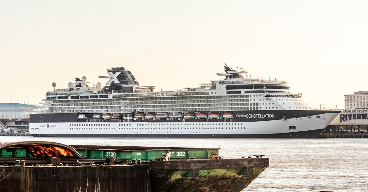 découvrez la vie et les exploits de neil armstrong, premier homme à avoir marché sur la lune, pionnier de l'exploration spatiale et icône de l'aéronautique.