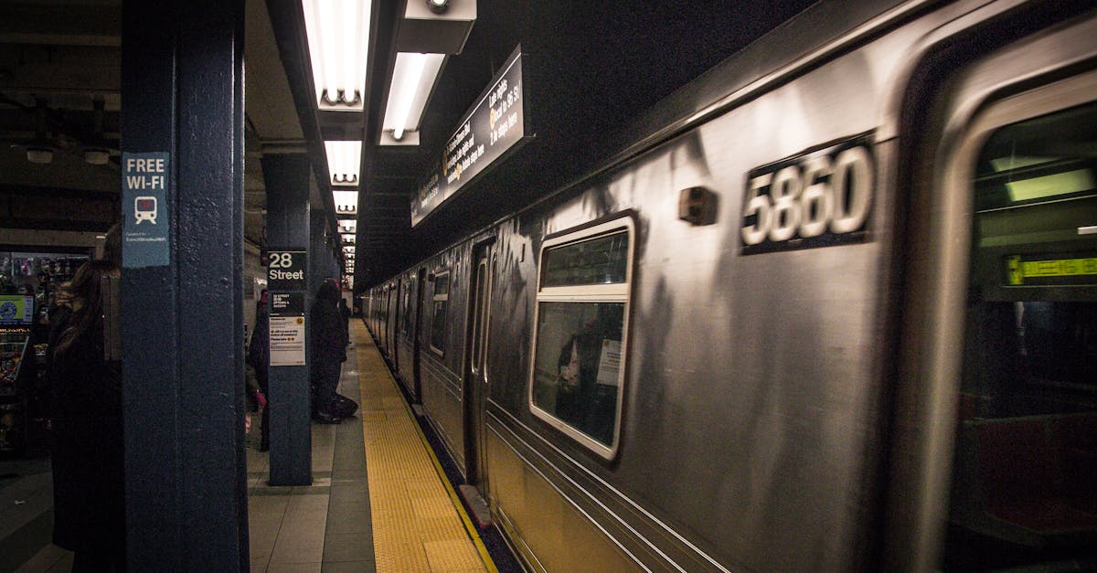 découvrez la vie et les exploits de neil armstrong, le premier homme à avoir marché sur la lune, emblème de l'exploration spatiale et héros de la conquête lunaire.