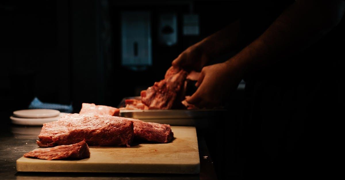 découvrez l'histoire et les raisons derrière l'interdiction de la consommation de porc dans certaines cultures et religions, ainsi que son impact social et culinaire.