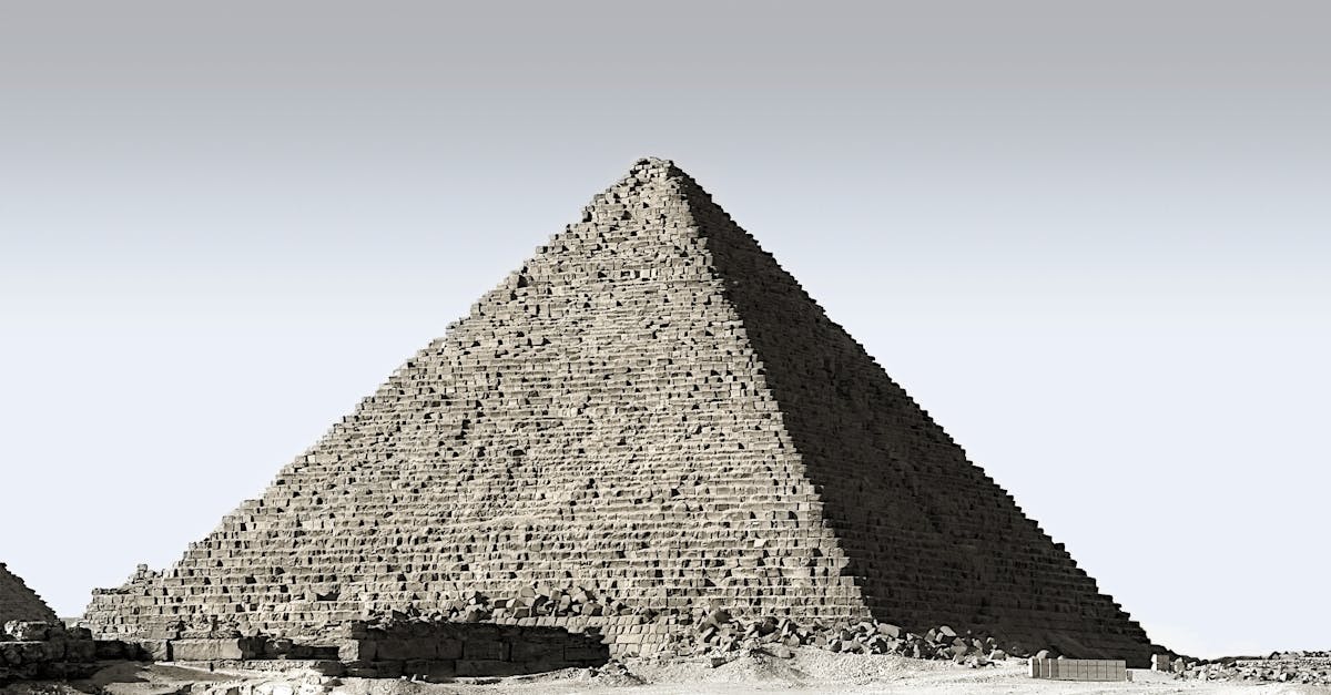 découvrez tout sur les pyramides, ces merveilles architecturales de l'égypte ancienne, symboles d'histoire, de mystère et de culture.