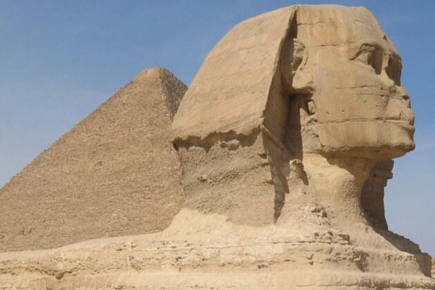 Quelle est la distinction entre les pyramides égyptiennes et les pyramides aztèques ?