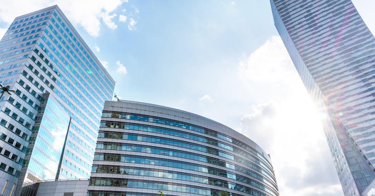 découvrez l'univers fascinant des gratte-ciel : architectures emblématiques, histoires impressionnantes et innovations urbaines.