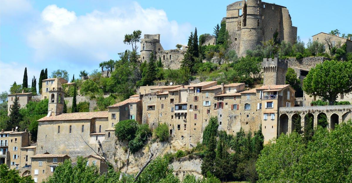 découvrez la plus petite commune française, ses caractéristiques uniques et son charme authentique.