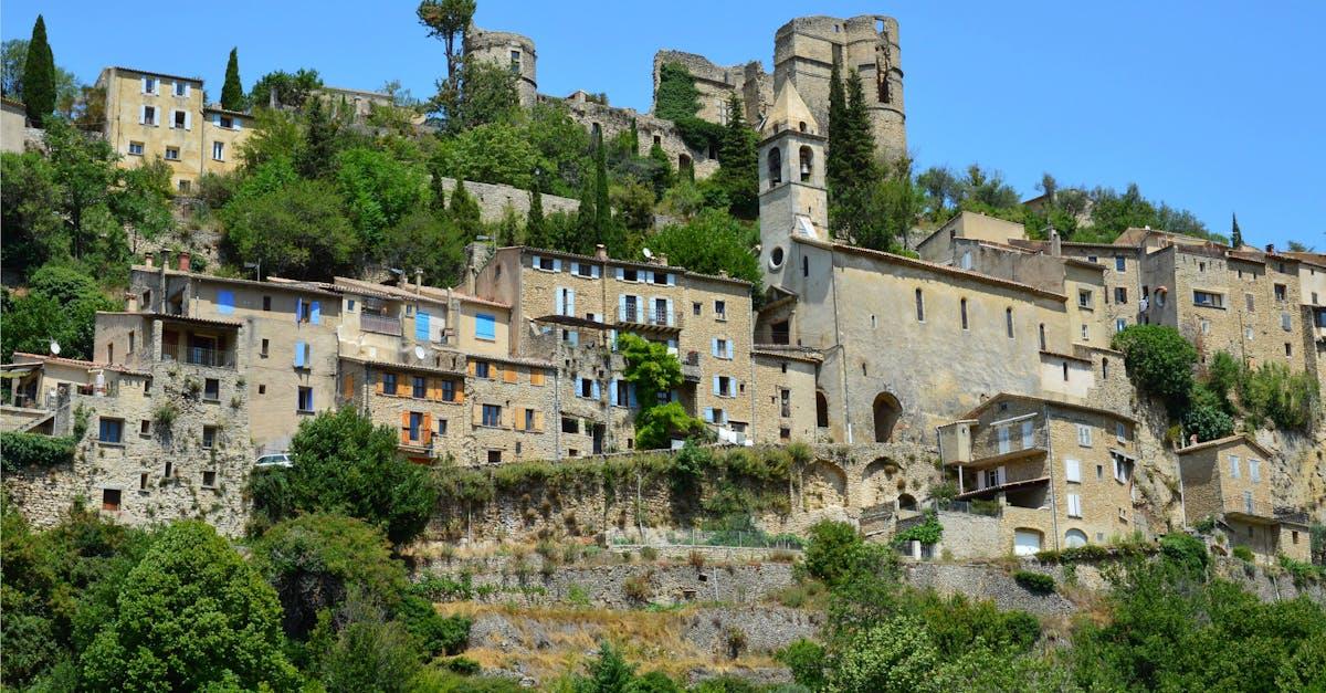découvrez la plus petite commune de france : un charmant village à l'histoire unique et au caractère authentique.