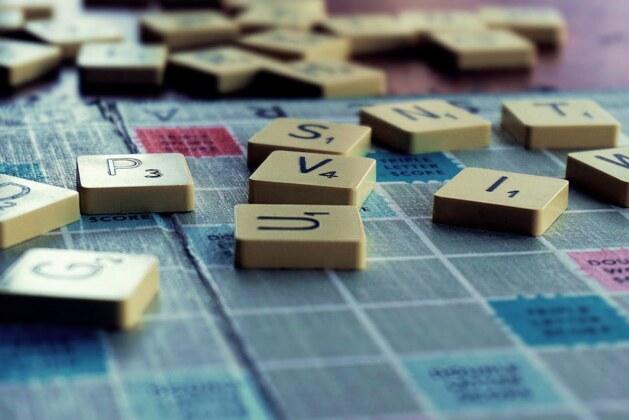 Faut-il écrire parmi ou parmis ? Éclaircissements sur la bonne orthographe