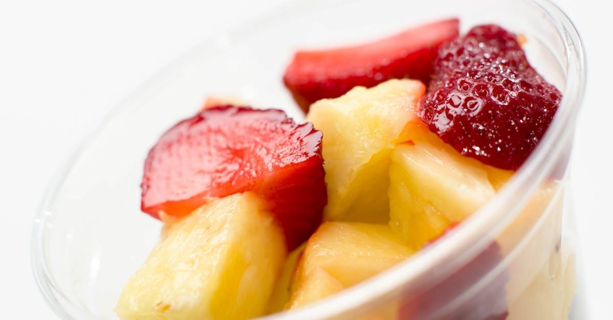 découvrez les meilleurs conseils pour une alimentation équilibrée et adaptée aux tortues, afin d'assurer leur santé et leur bien-être.