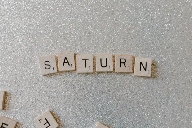 Pourquoi Uranus possède-t-elle une inclinaison si singulière ?