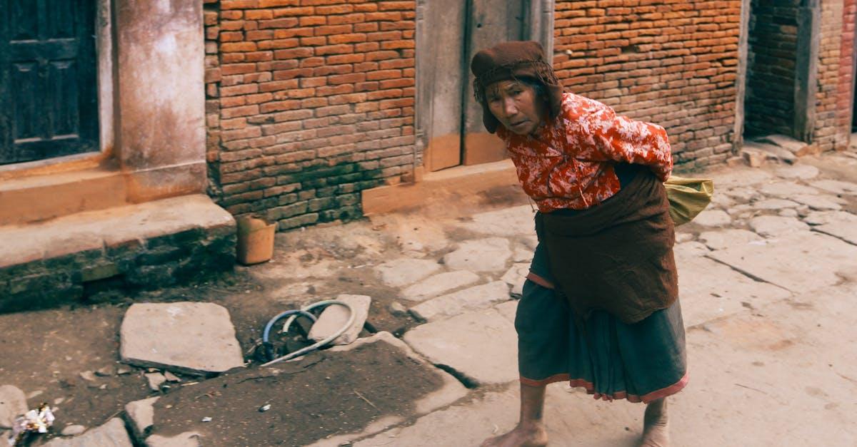 découvrez les conseils essentiels pour marcher en toute sécurité avec une côte cassée, soulager la douleur et favoriser une guérison rapide.