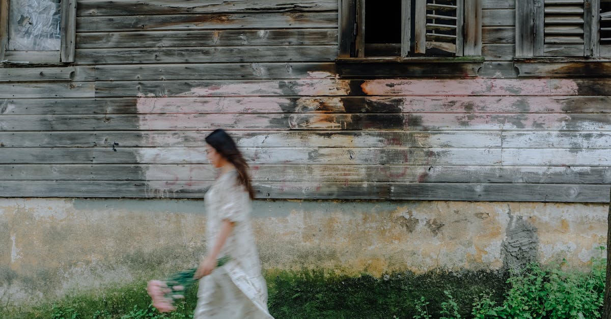 découvrez comment gérer une côte cassée lors de la marche, avec des conseils pour soulager la douleur et éviter les complications.