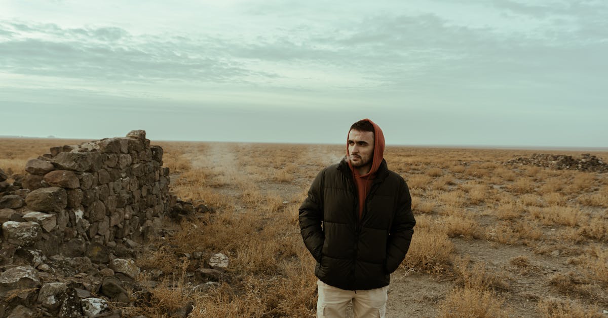 découvrez comment gérer et soulager une côte fissurée lors de la marche, avec des conseils pour minimiser la douleur et favoriser la guérison.