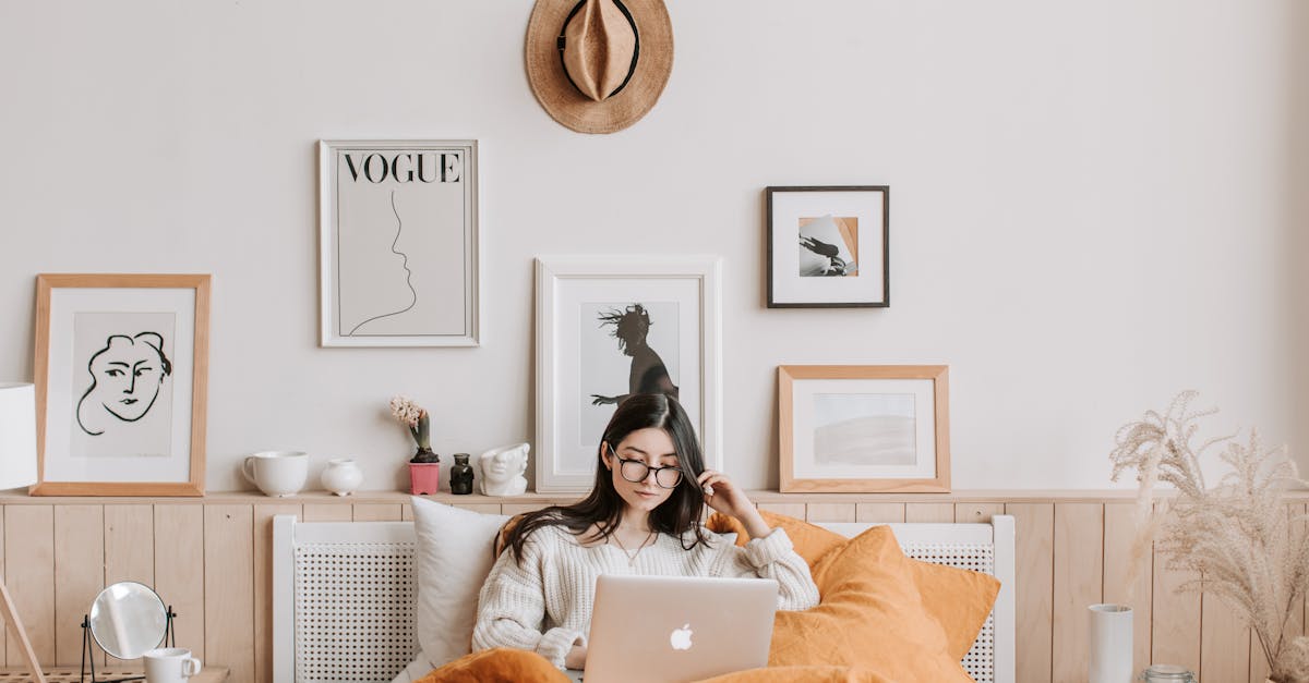 découvrez la différence entre les champs cc et bcc dans les emails, pour maîtriser l'envoi de messages avec copies visibles ou cachées efficacement.