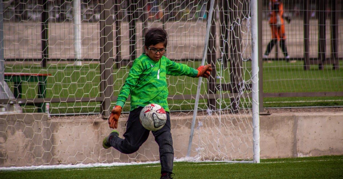 découvrez la durée d'un match de handball, les règles officielles et les temps réglementaires pour bien comprendre ce sport dynamique et rapide.