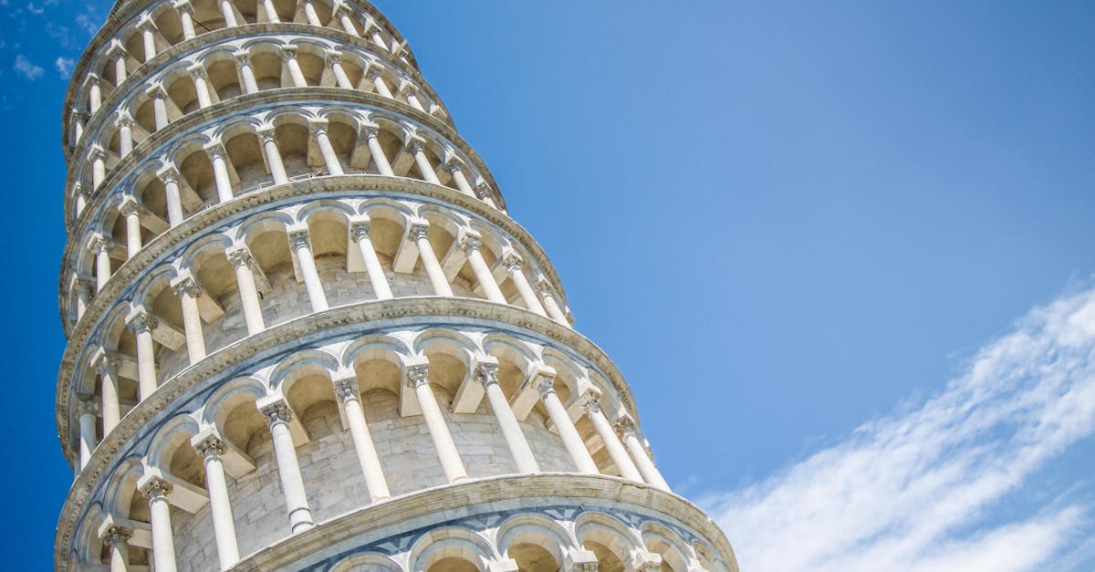 découvrez la célèbre tour penchée de pise, un chef-d'œuvre architectural médiéval en italie, connue pour son inclinaison unique et son histoire fascinante.
