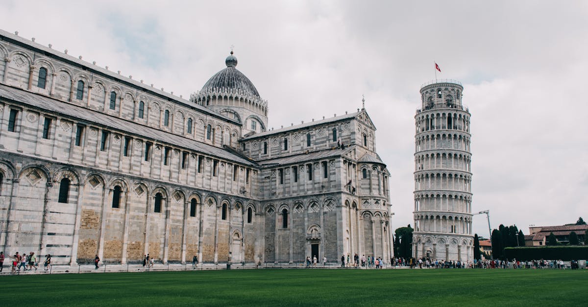 découvrez la célèbre tour penchée de pise, un chef-d'œuvre architectural italien emblématique et site touristique incontournable.